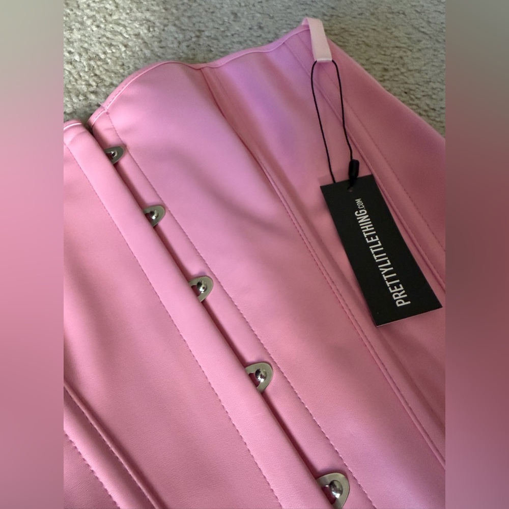 Pink Faux Leather Hook Front Corset Set - Picture 4 of 9